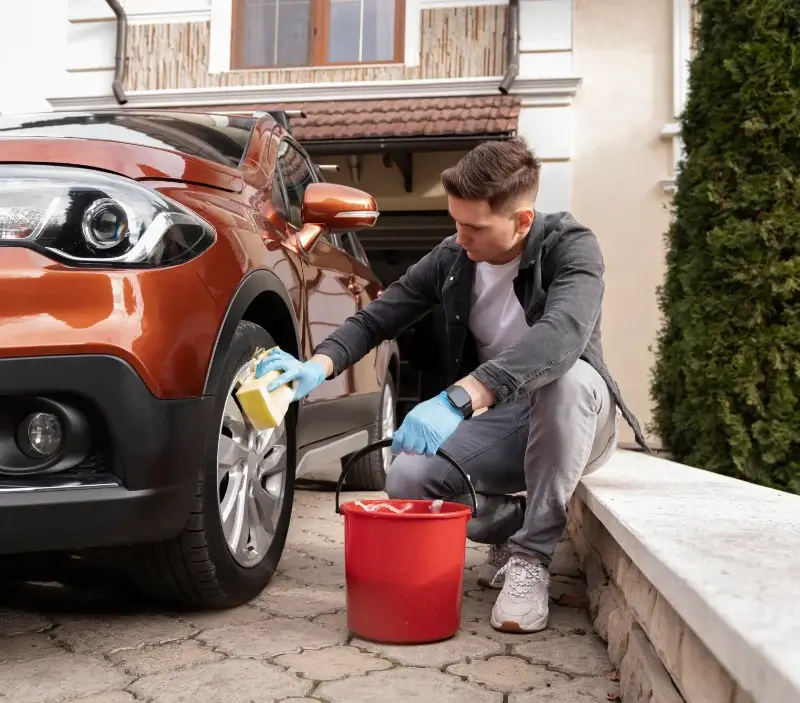 Lavage auto à domicile Les Velluire-sur-Vendée : professionnel intervenant sur un véhicule